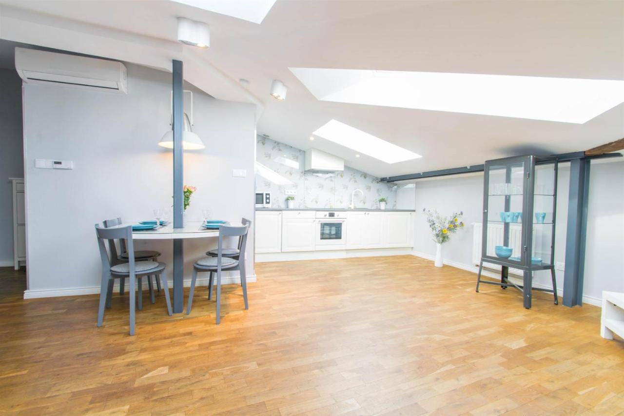 Krupnicza Modern Old Town Apartments - By Upstairs كراكوفيا المظهر الخارجي الصورة